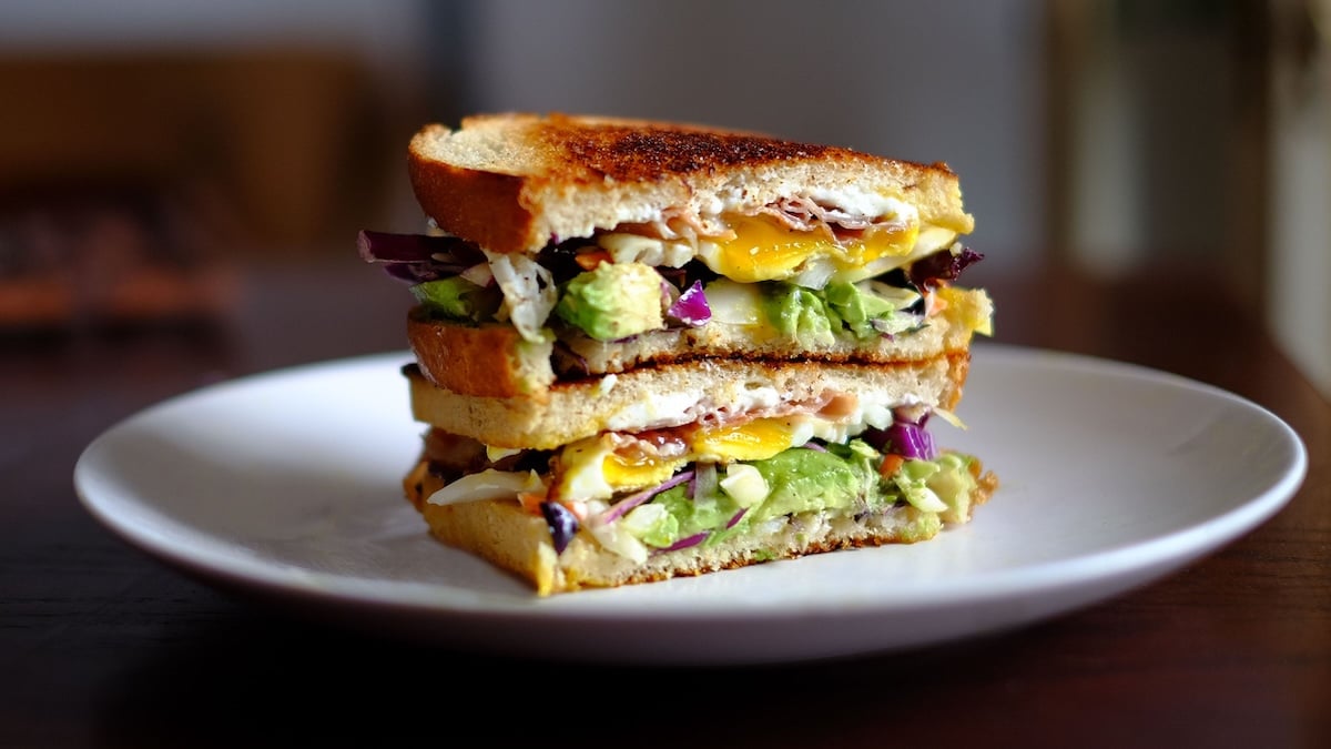 Sandwich aux légumes grillés et houmous maison